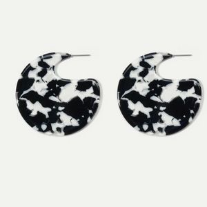 Black and white lightweight round earrings NWOT
